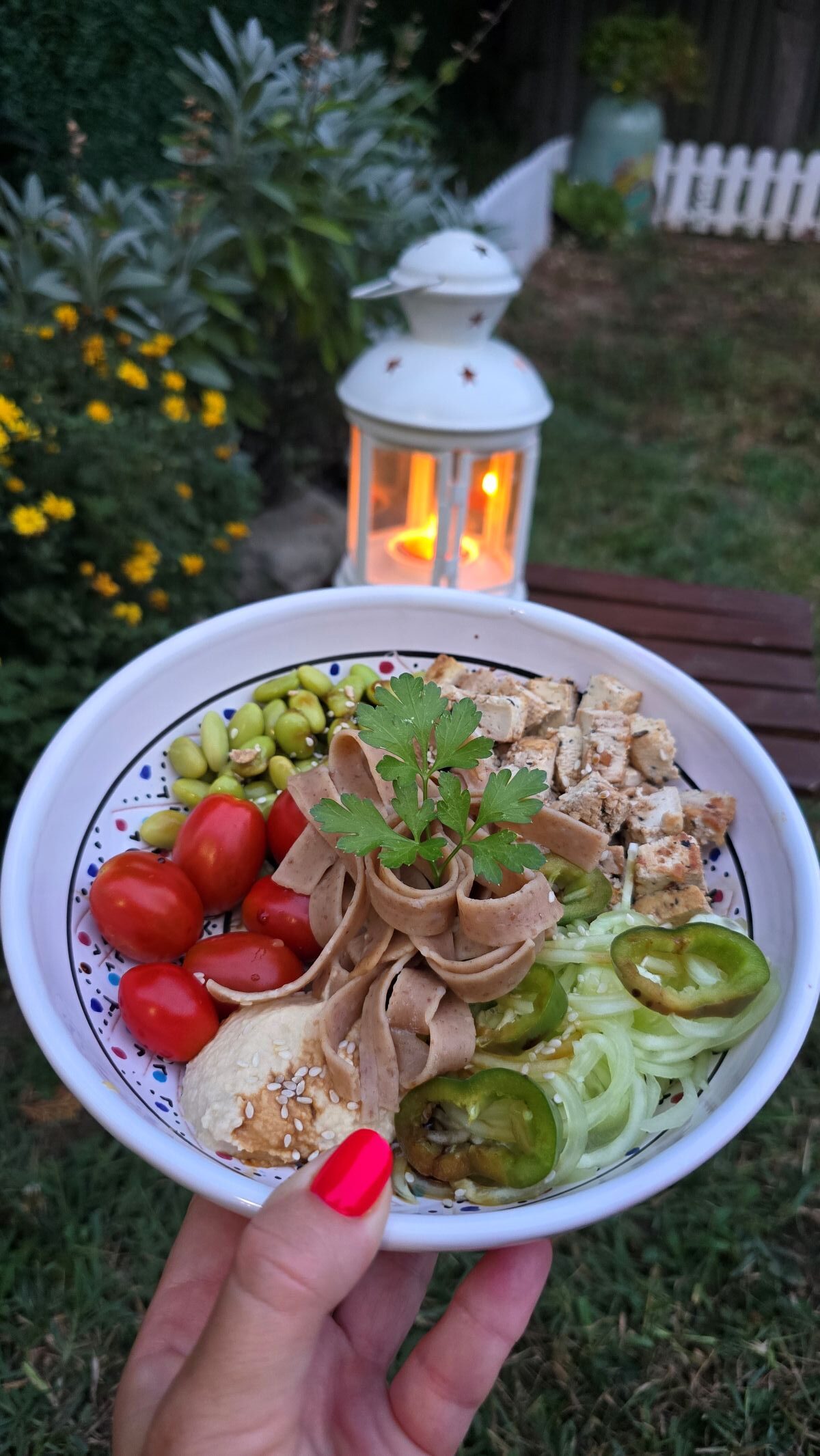 Salata sa edamameom tofuom i integralnom testeninom